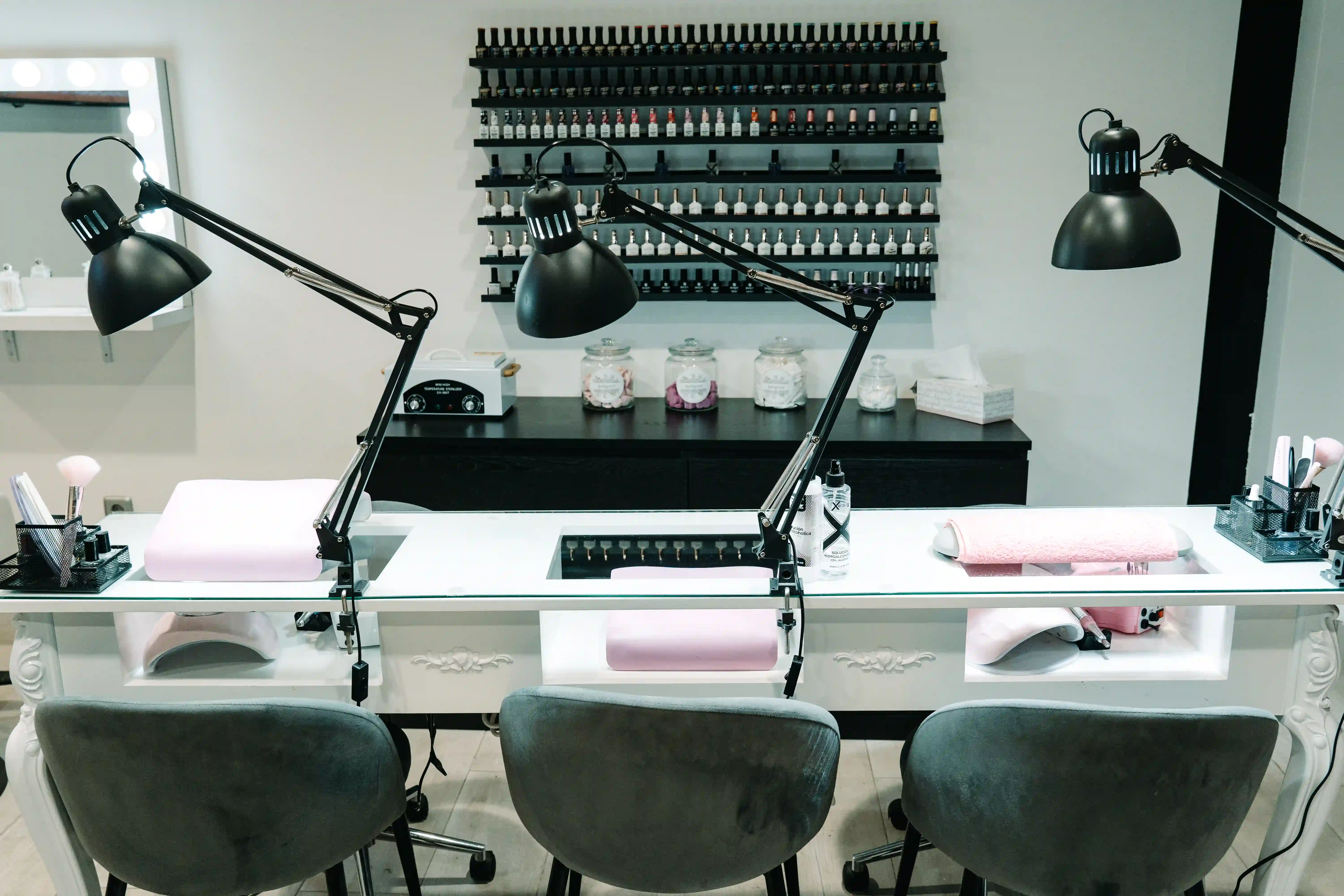 Puesto de manicura profesional en Belligood Estética